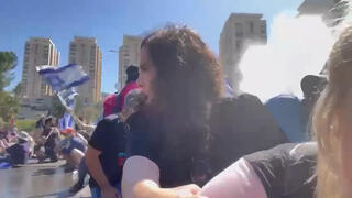 נעמה לזימי נפגעה ממכת"זית בהפגנה מחוץ לכנסת, ירושלים