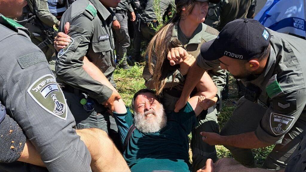 עימותים בין מפגינים לשוטרים מחוץ לכנסת