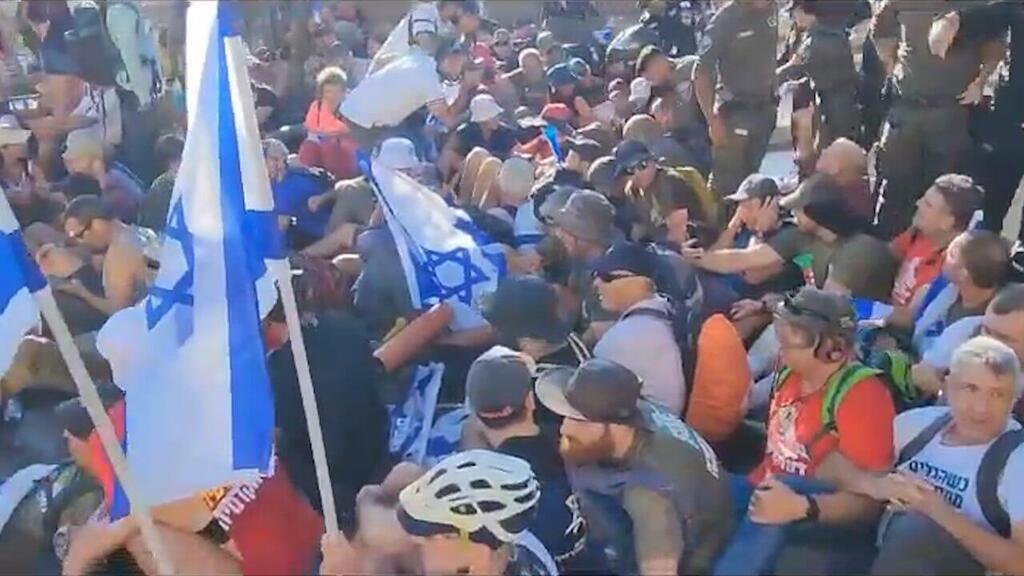 המשטרה מנסה לפנות מפגינים באמצעות מכת"זית בירושלים