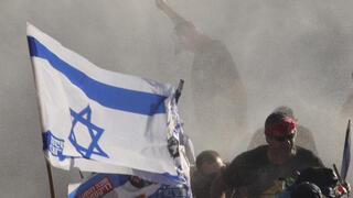 מכתזיות משפריצות על מפגינים ומפגינות בדרך בגין ירושלים