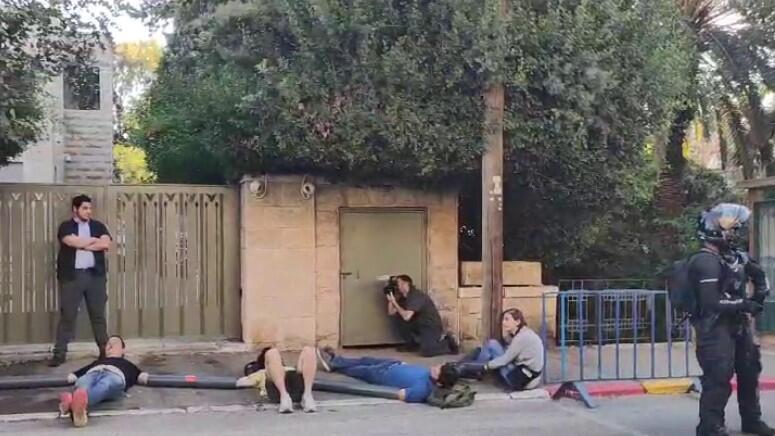הפגנה נגד המהפכה המשפטית מחוץ לביתו של ניר ברקת