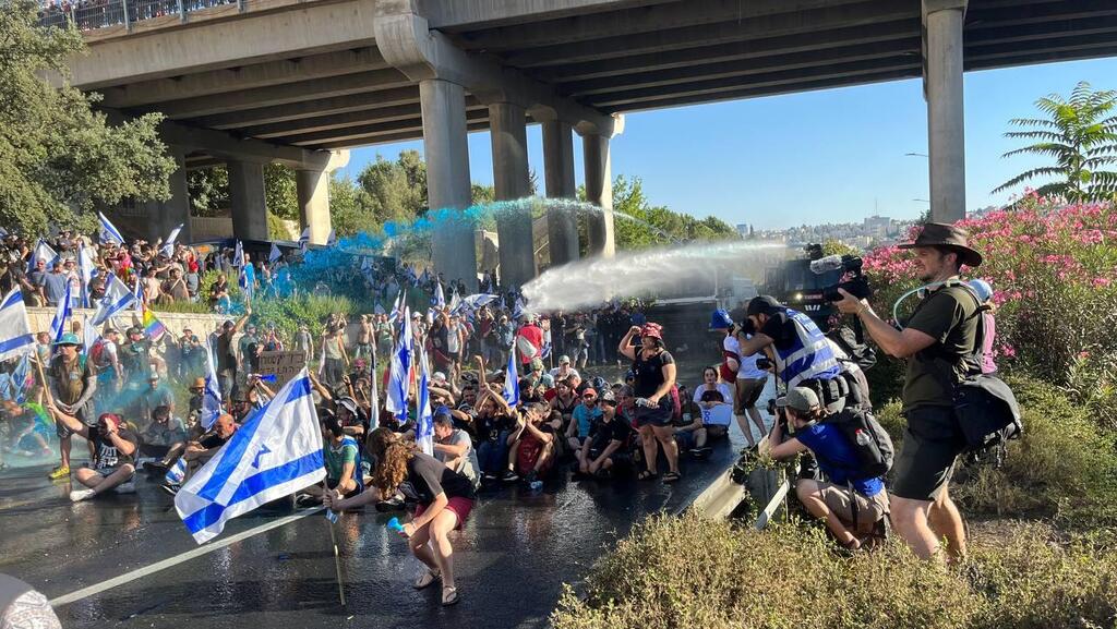 מכתזית משפריצה על מפגינים ומפגינות בדרך בגין ירושלים