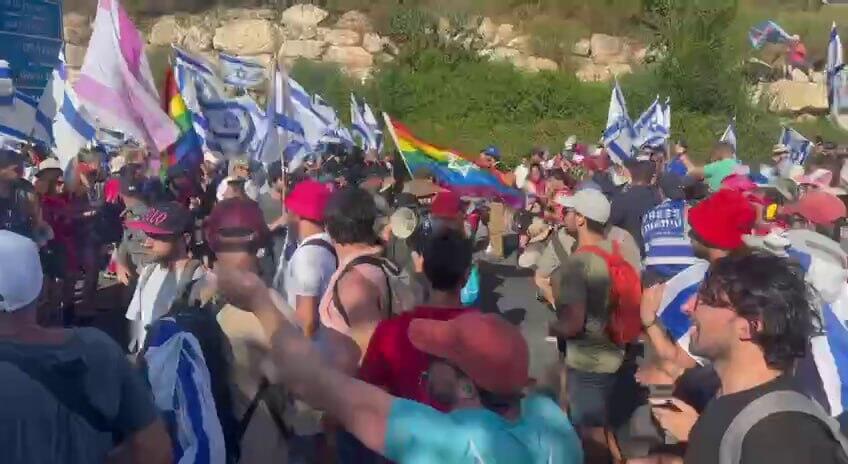 שוטרים מפנים מפגינים ומפגינות בדרך בגין בירושלים