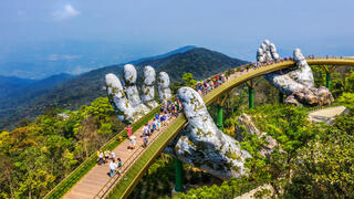 גשר הזהב המרהיב סמוך לעיר דה נאנג שבווייטנאם