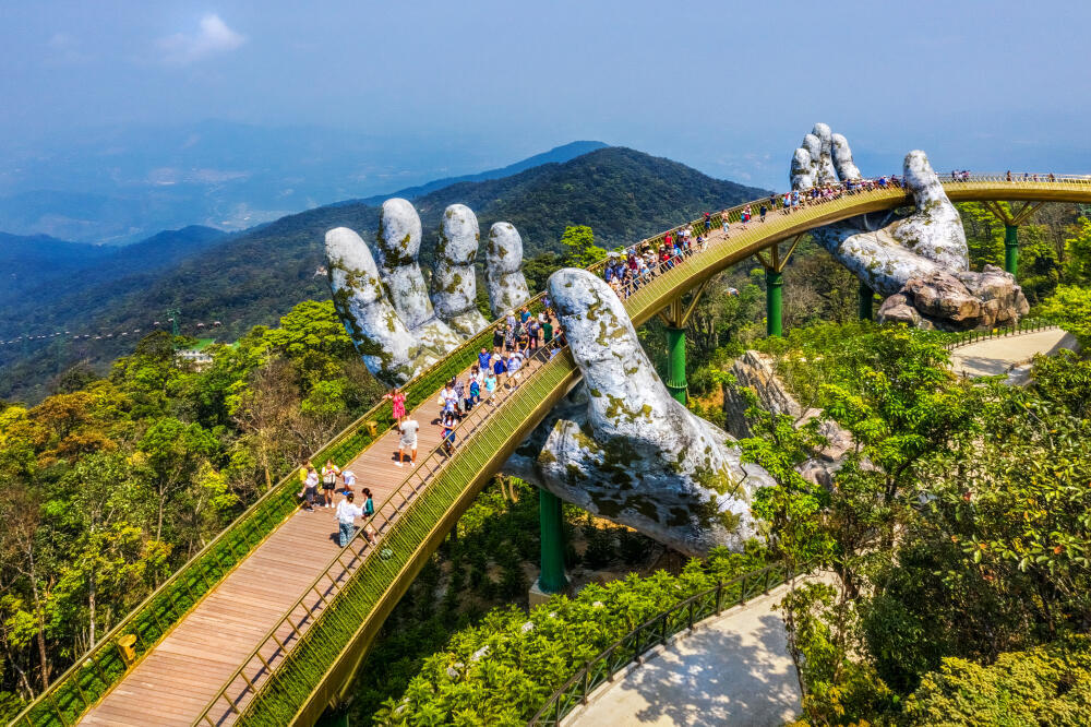 גשר הזהב המרהיב סמוך לעיר דה נאנג שבווייטנאם
