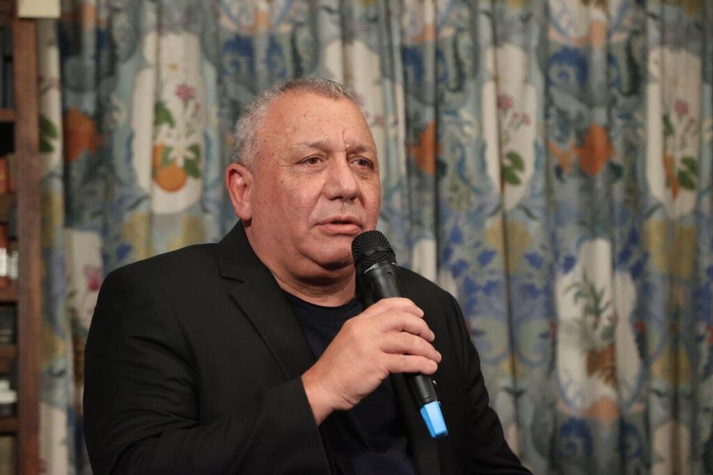 גדי אייזנקוט בסדרת ביטחון בבית בן גוריון בתל אביב