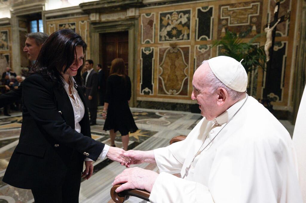 שרה פרידמן בפגישה עם האפיפיור