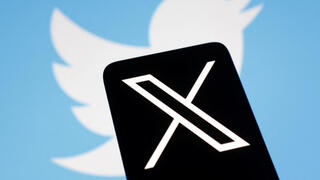 הלוגואים של טוויטר ו-X