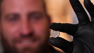 יניב דוד לוי, חוקר ואוצר בענף מטבעות ברשות העתיקות, עם המטבע