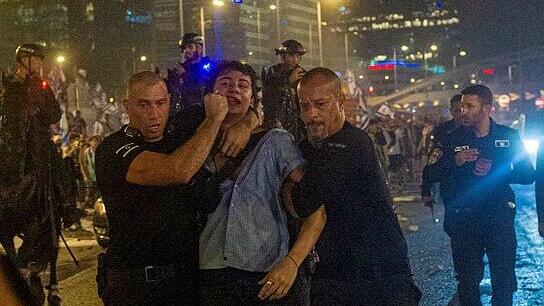שוטרים אוחזים באלימות באמיתי  בריליאנט בן ה-18