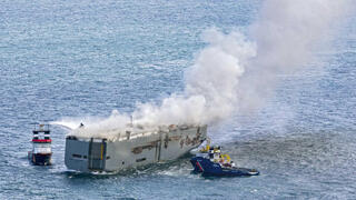 הולנד ספינה Fremantle Highway ספינת משא עם 3,000 מכוניות בוערת בלב ים