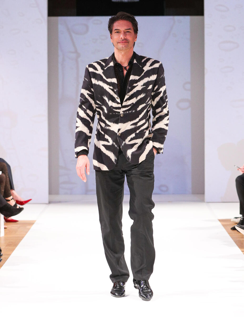 מרקוס שנקנברג מדגמן בתצוגת אופנה לזכר ג'יאני ורסאצ'ה, 2018