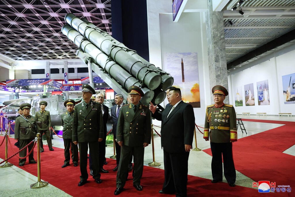שליט צפון קוריאה קים ג'ונג און עם שר ההגנה של רוסיה סרגיי שויגו בתעורכת נשק טיל טילים ב פיונגיאנג