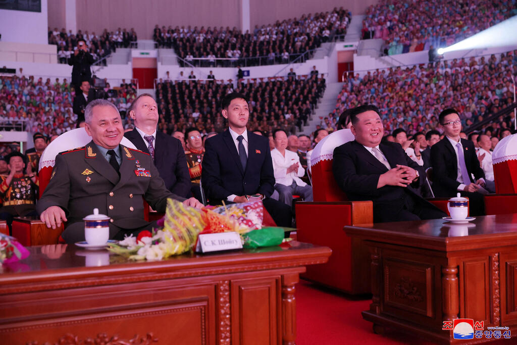 אירוע מוזיקלי באצטדיון ב פיונגיאנג שבו השתתפו שליט צפון קוריאה קים ג'ונג און ושר ההגנה של רוסיה סרגיי שויגו