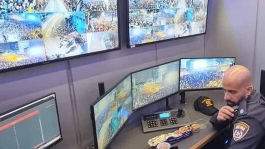 מאיר סוויסה בחדר הבקרה של החברה
