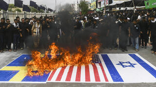 יום ה עשורא פקיסטן קראצ'י שורפים דגלי ישראל ארה"ב ו שבדיה