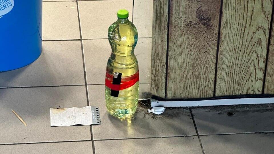 Бутылка с бензином, зажигалка и записка у дверей бизнеса в Галилее בקבוק עם דלק ומצית שהונחו בכניסה לסופרמרקט בראש פינה כאיום בדרישה לתשלום פרוטקשן