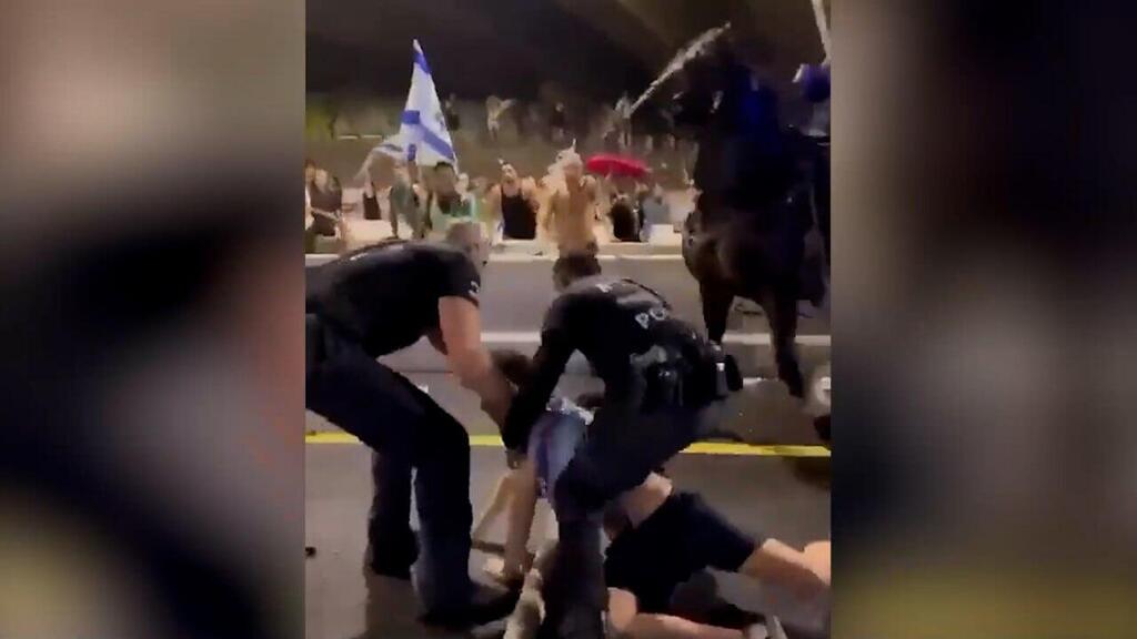 אלימות שוטרים כלפי מפגינים בהפגנות