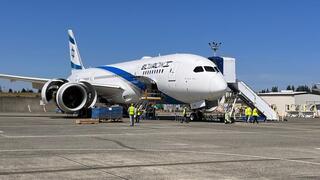 מטוס הדרימליינר בסיאטל לפני ההמראה לישראל