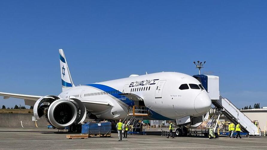 מטוס הדרימליינר בסיאטל לפני ההמראה לישראל