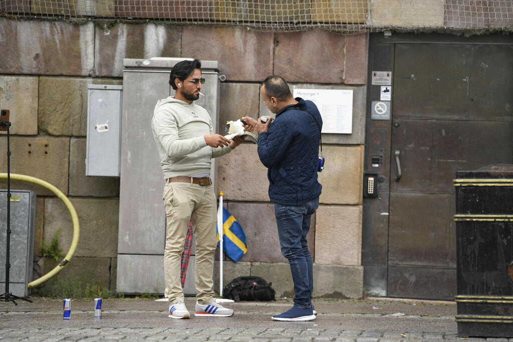 הצתת קוראן מול בניין הפרלמנט ב שטוקהולם שבדיה