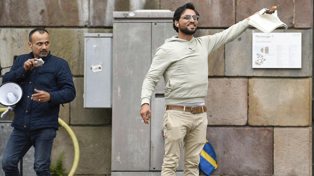 הצתת קוראן מול בניין הפרלמנט ב שטוקהולם שבדיה