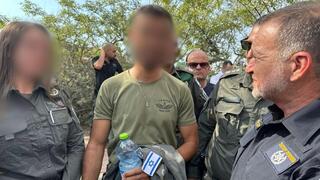 יעקב שבתאי עם לוחם מג״ב שניטרל את המחבל