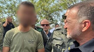 יעקב שבתאי עם לוחם מג״ב שניטרל את המחבל