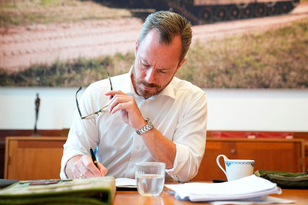 שר ההגנה של דנמרק חזר לתפקיד אחרי חופשה של חצי שנה בגלל לחץ