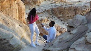 רעות אברהמי ואדר מרטיארנה בהצעת נישואין בפארק תמנע