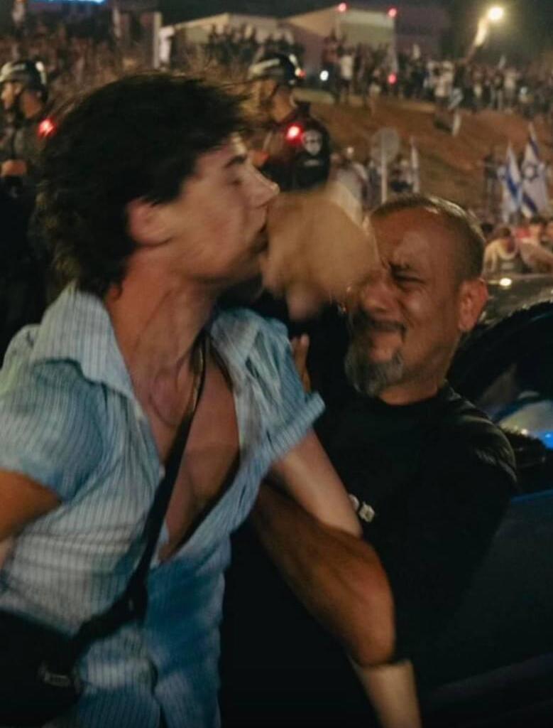 השוטרים אבי שוספי ויאיר חנונה מכים את אמיתי בריליאנט 