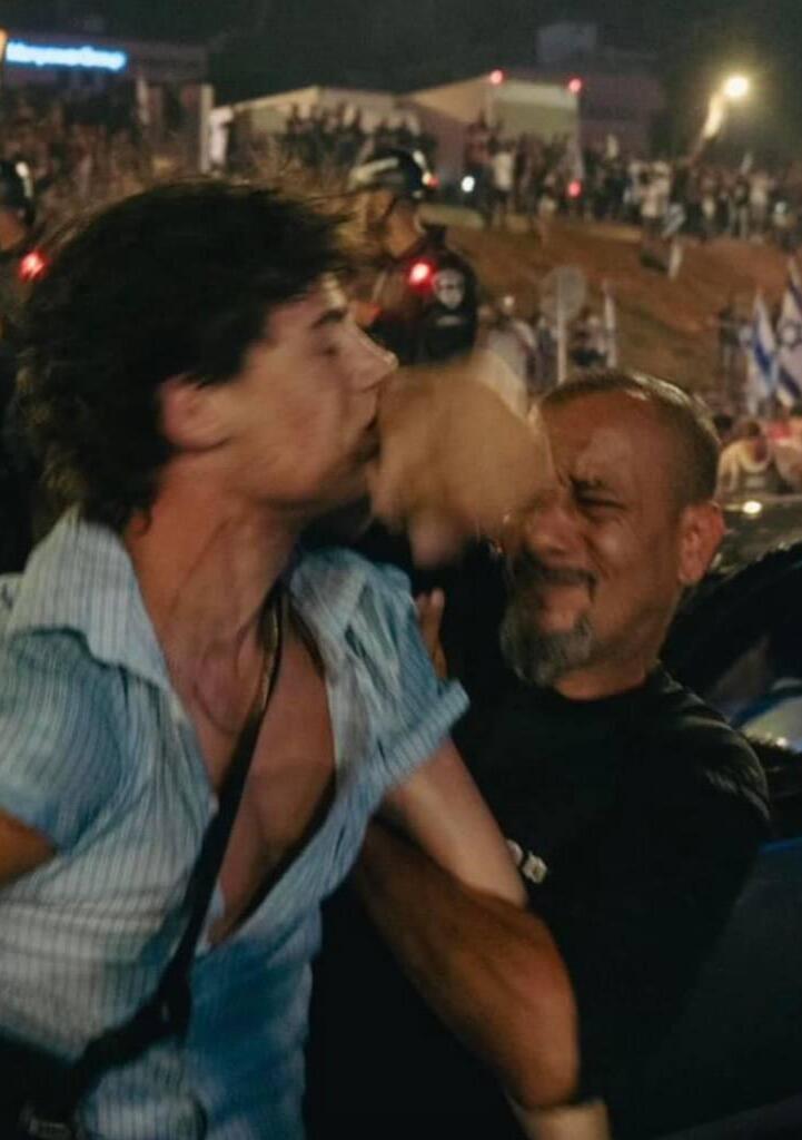 השוטרים אבי שוספי ויאיר חנונה מכים את אמיתי בריליאנט 