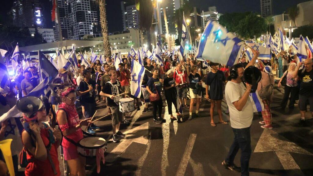 מפגינים בצעדת ההגנה על המערכת המשפט בשאול המלך, תל אביב