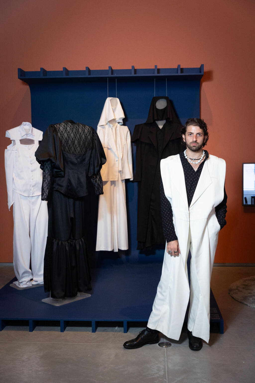 שאדי פרנסיס מג'לטון בתערוכה "מעצבים בערבית" במוזיאון ישראל, ירושלים
