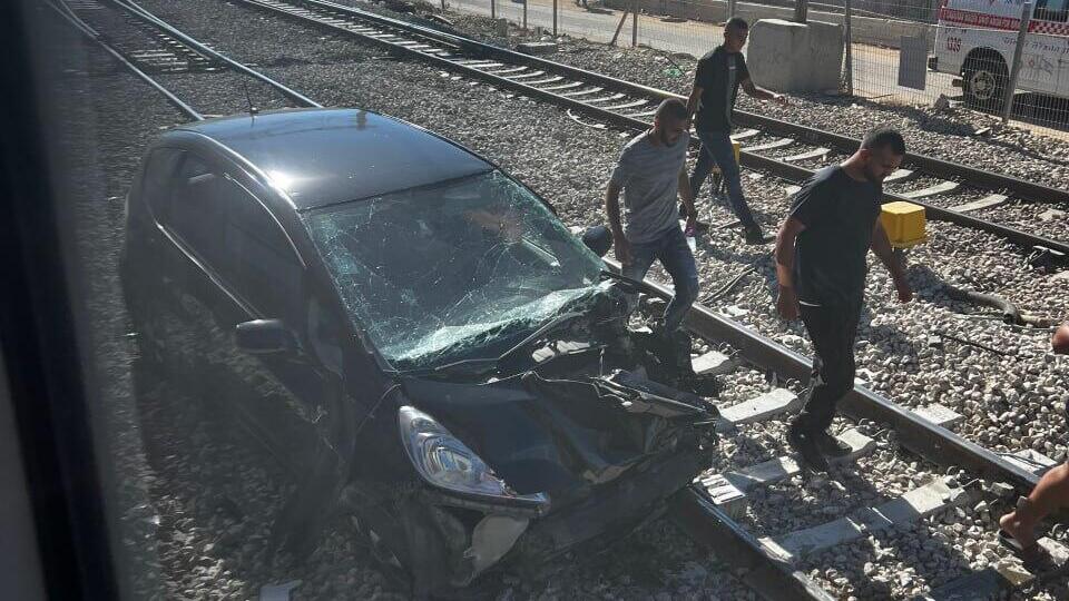 רכב פרטי נפגע מרכבת בלוד בזמן שחצה פסי רכבת