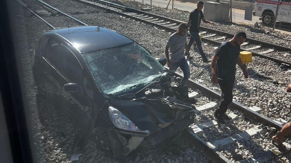 רכב פרטי נפגע מרכבת בלוד בזמן שחצה פסי רכבת