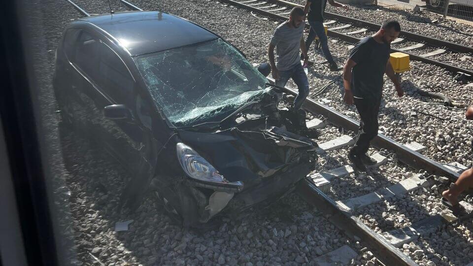 רכב פרטי נפגע מרכבת בלוד בזמן שחצה פסי רכבת
