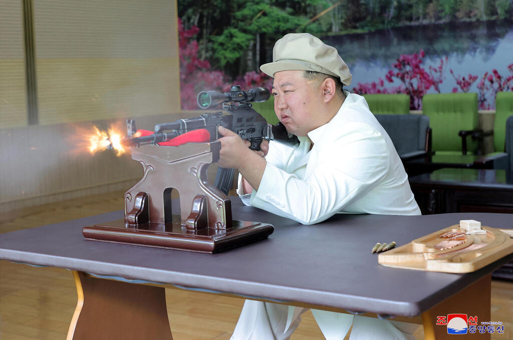 שליט צפון קוריאה קים ג'ונג און יורה ב ביקור ב מפעל נשק