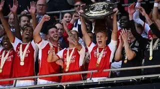 מרטין אודגור מניף את מגן הקהילה