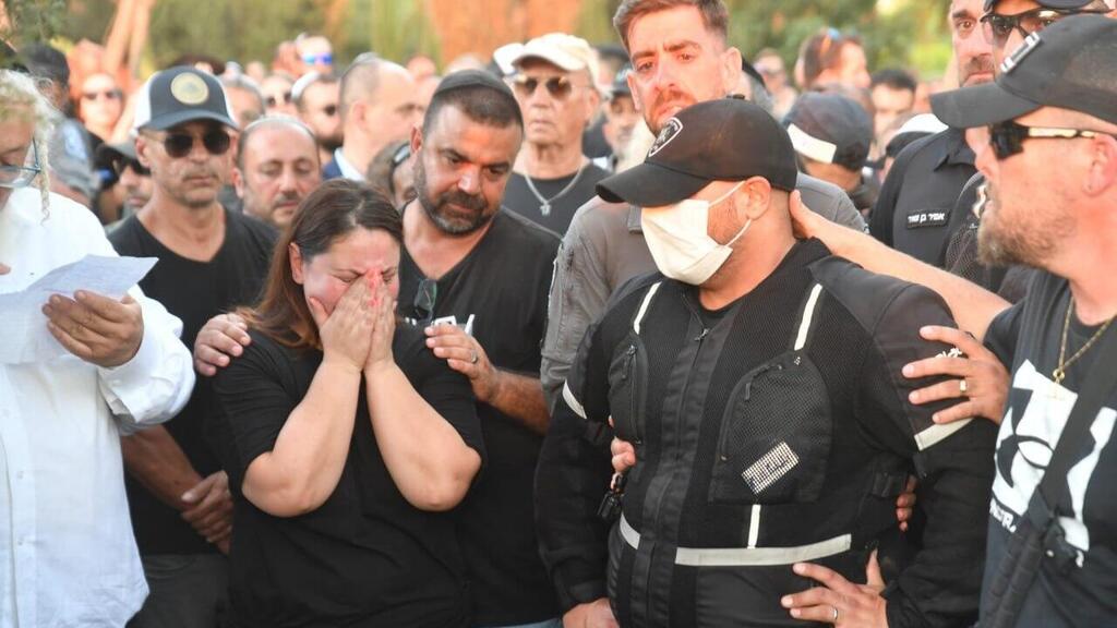 ורד אשתו של חן אמיר בהלוויתו
