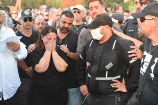 ורד אשתו של חן אמיר בהלוויתו