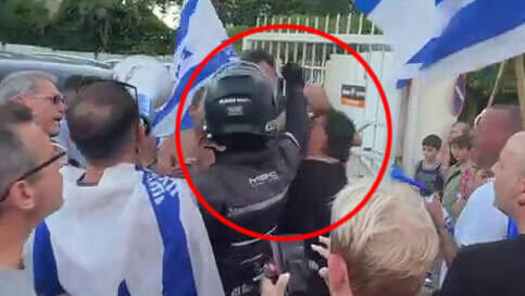 שוטר תקף מפגינה בהפגנה מחוץ לתחנה הרדיו eco99fm  ברמת השרון