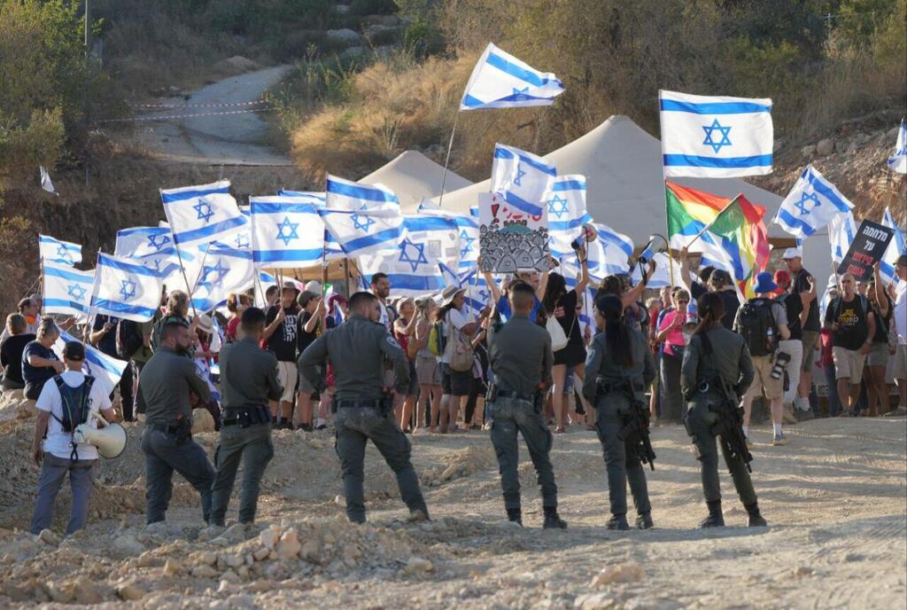 הפגנה נגד המהפכה המשפטית מול מקום חופשתם של בני הזוג נתניהו