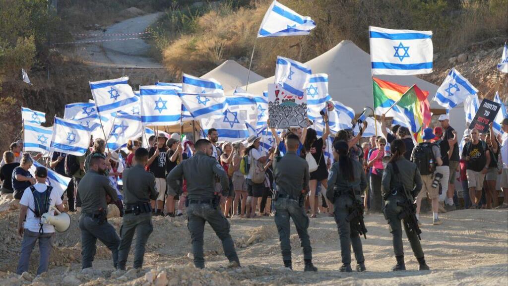 הפגנה נגד המהפכה המשפטית מול מקום חופשתם של בני הזוג נתניהו