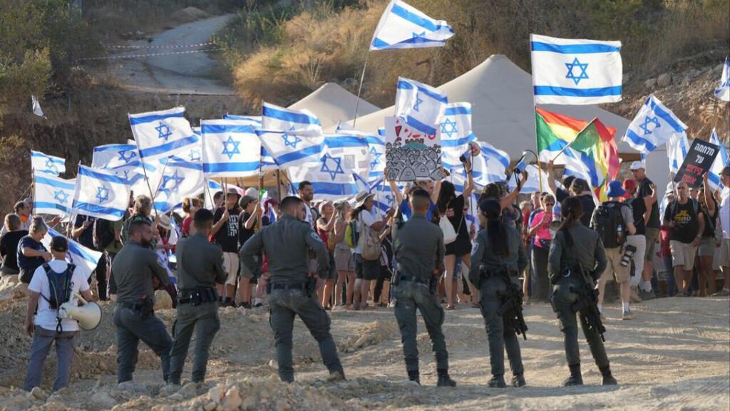 הפגנה נגד המהפכה המשפטית מול מקום חופשתם של בני הזוג נתניהו