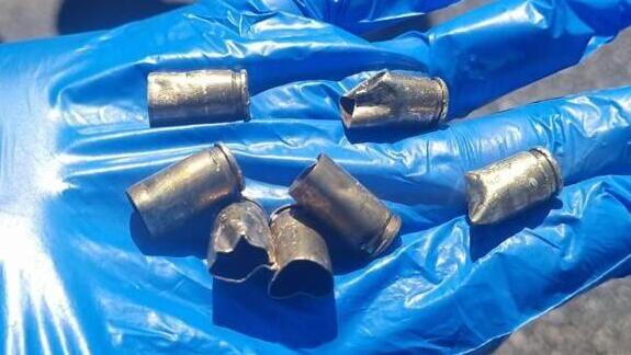 התרמילים שנמצאו במקום הירי לעבר אוטובוס ישראל בסמוך לאום ספא