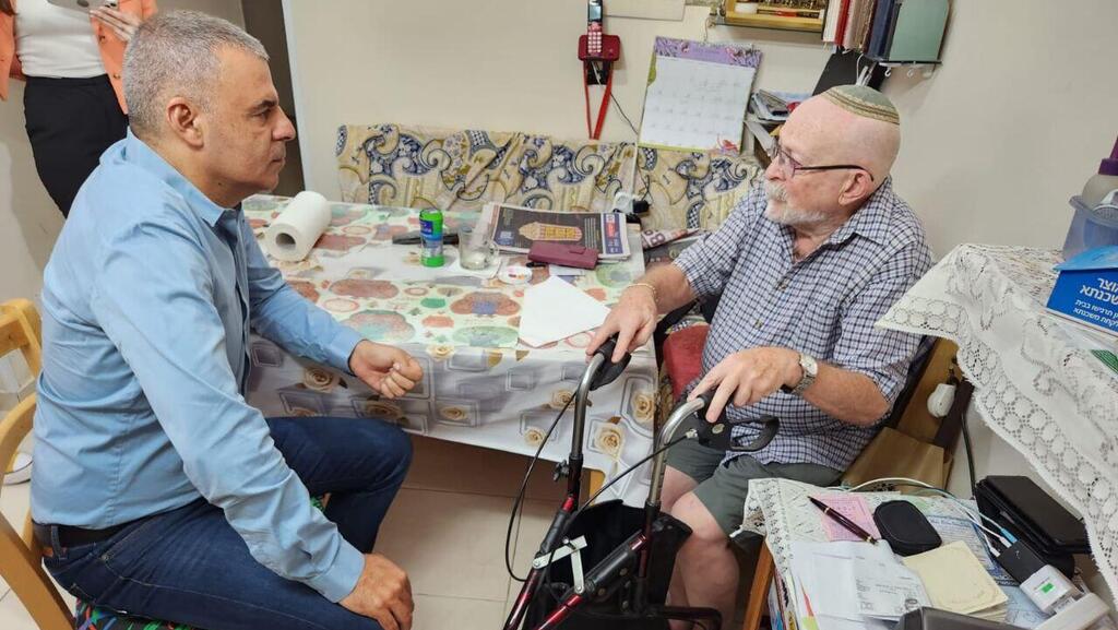 הקשיש יוסף יניבאור מכפר סבא שנשדד שלשום  לידו ראש העיר רפי סער