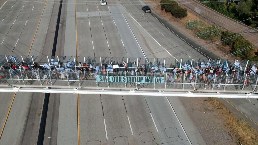 מוקד מחאה נגד המהפכה המשפטית בעיר קופרטינו שבקליפורניה