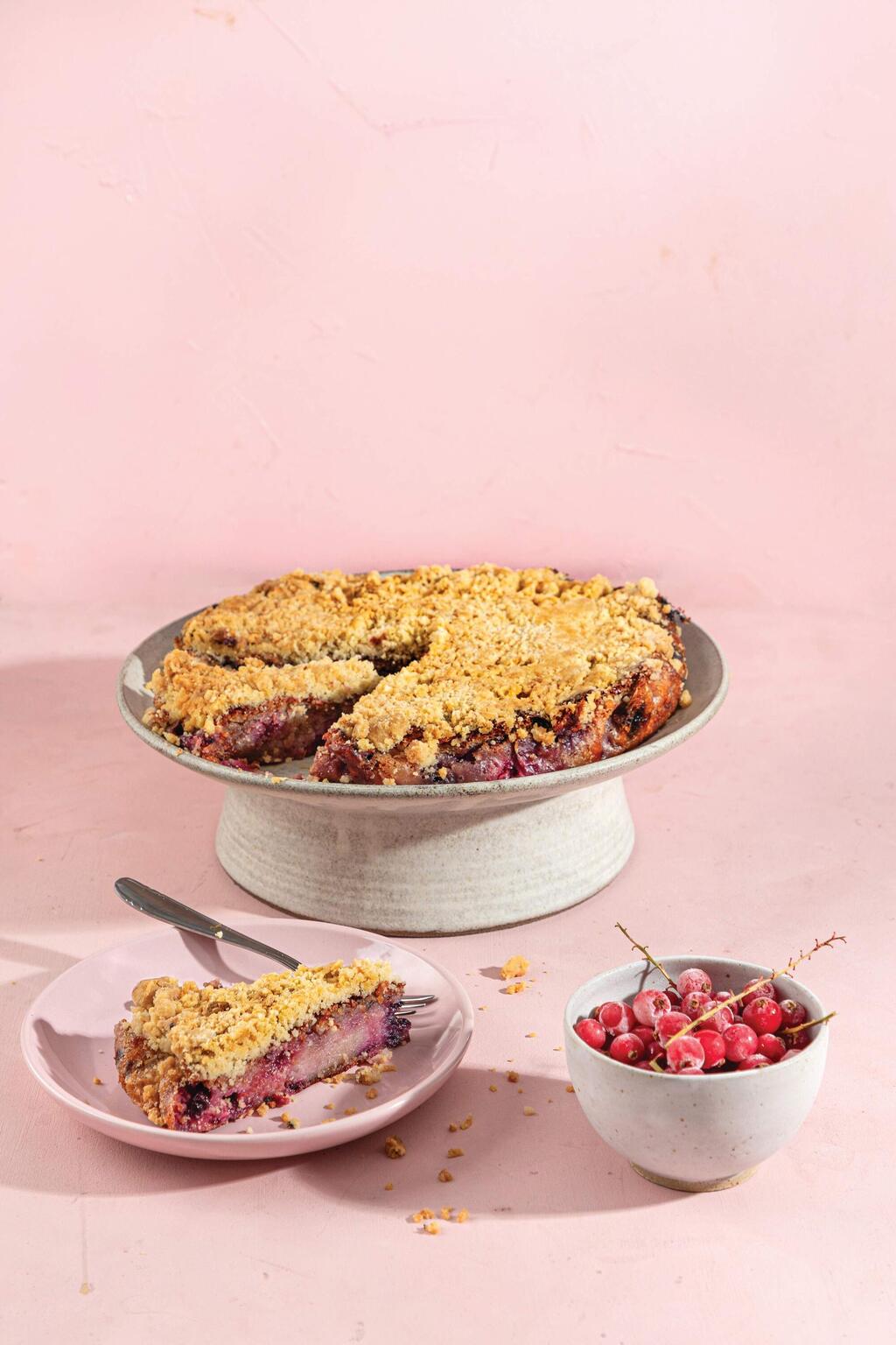 Red Fruit Cake (Photo: Sarit Gofan) עוגה בחושה פירות אדומים ופירורים