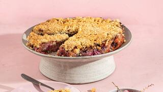 עוגה בחושה פירות אדומים ופירורים